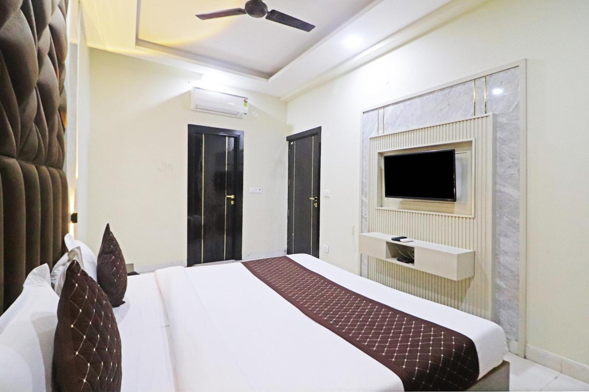 Hotel Qubic Near Igi Delhi Airport 新德里 外观 照片